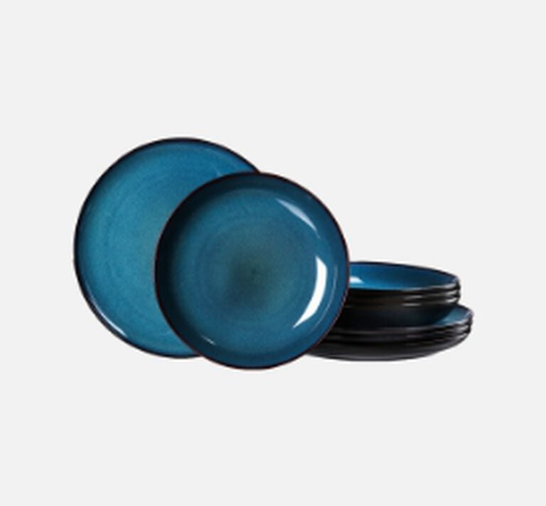 Bild von mehreren modernen blauen Tellern, teilweise gestapelt