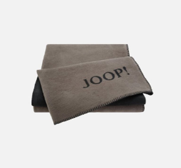 Bild eines grauen Teppichs mit der Aufschrift "JOOP!"