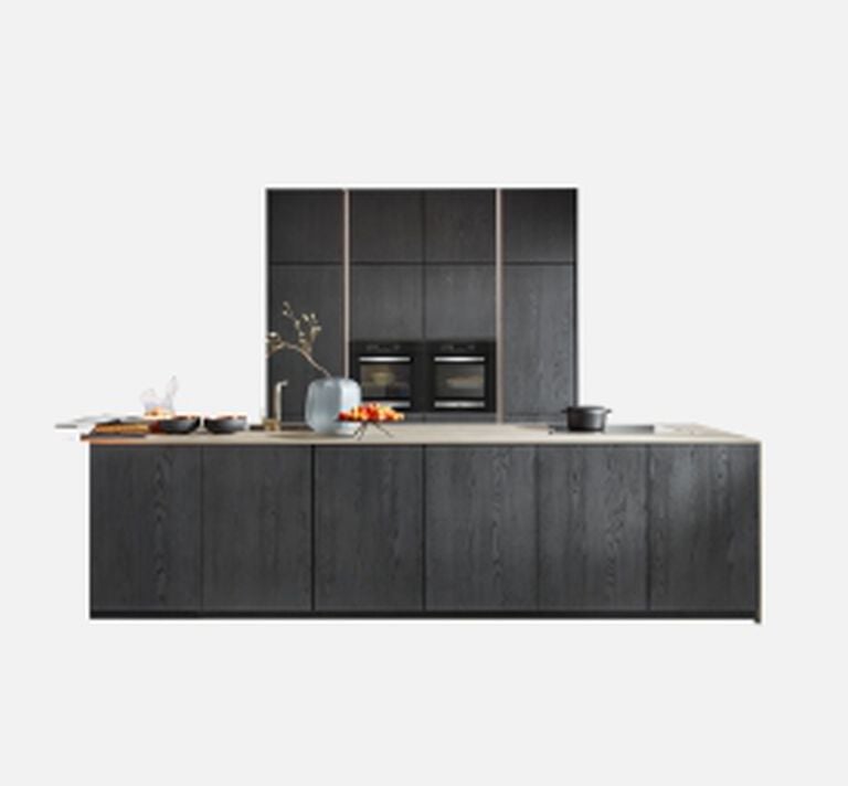 Bild einer schwarzen, modernen Küche mit grauem Hintergrund
